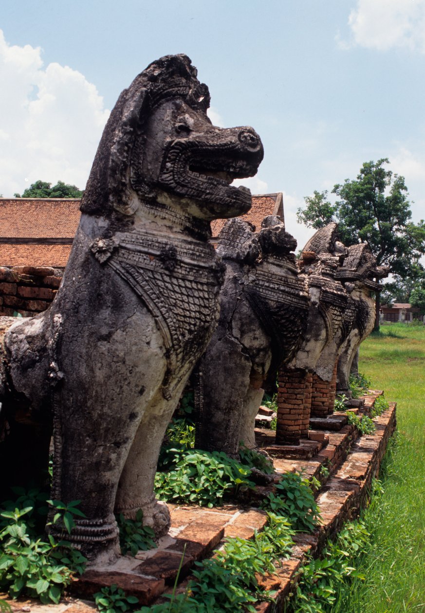 Stupanın tabanının etrafına inşa edilmiş aslan benzeri taş koruyucu figürler by Thai School