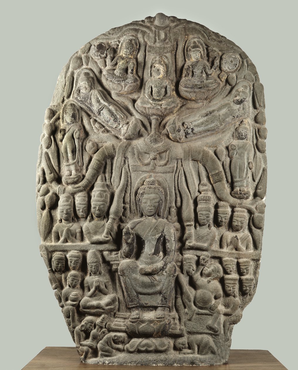 Buda ve tapan tanrılarla steller, Davaravati Dönemi by Thai School