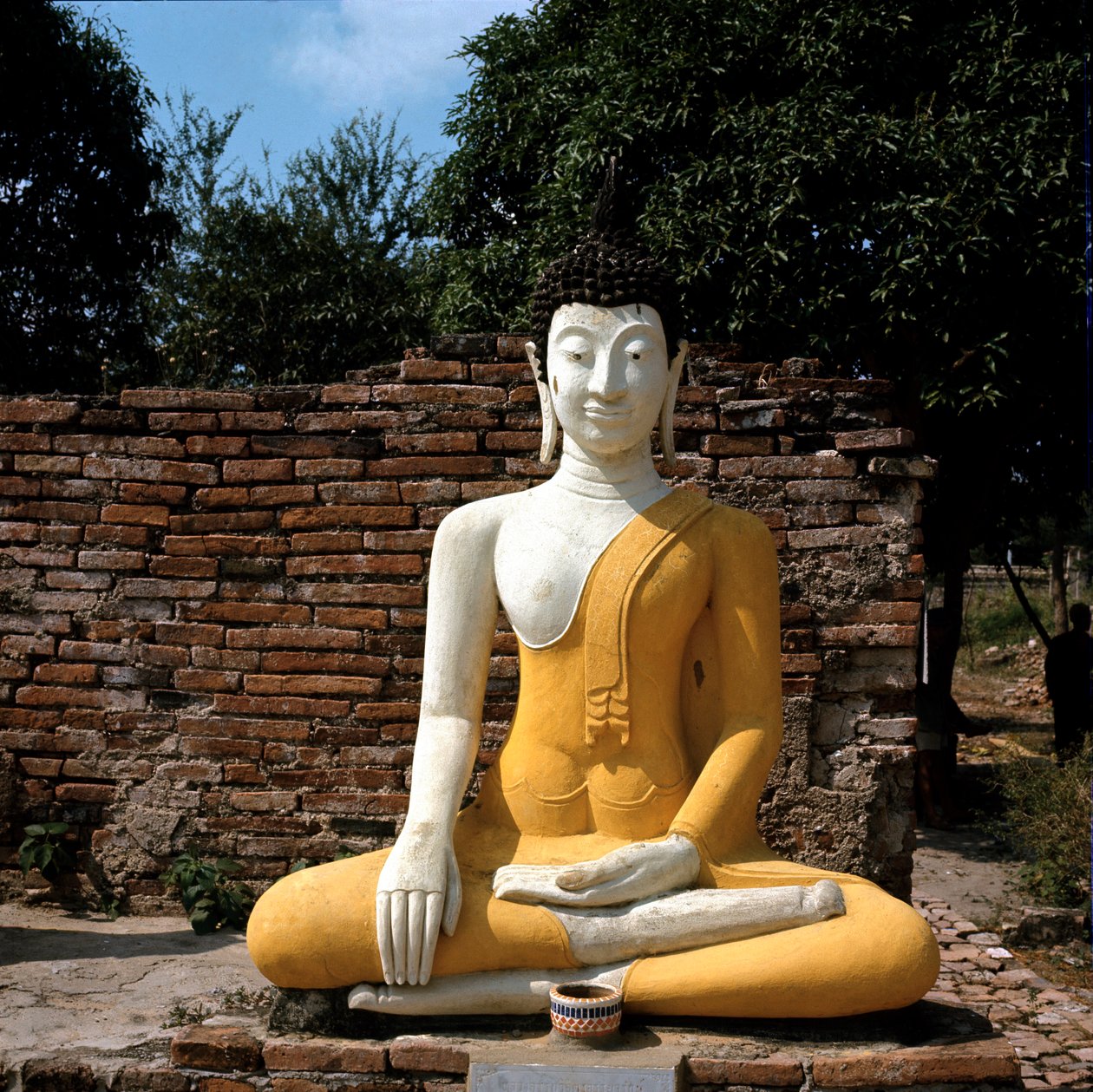 Tapınağın dışında bir Buda heykeli by Thai Thai