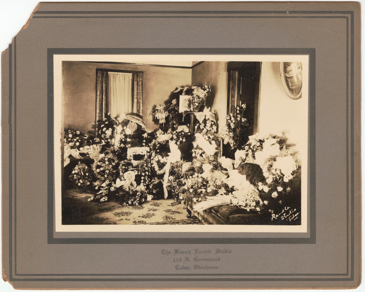 Samuel M. Jackson Jr. için cenaze çiçek aranjmanlarının fotoğrafik baskısı, Eylül 1928. by The Blanch Randle Studio