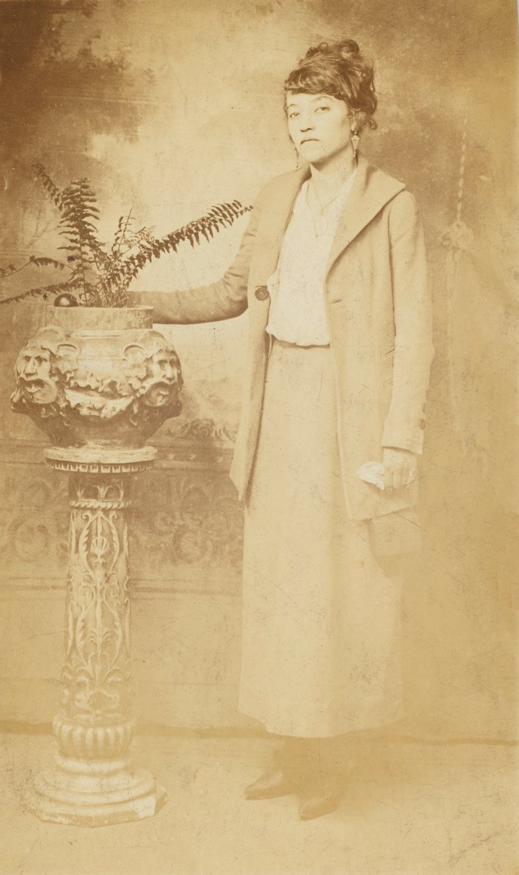 Bir kadının fotoğrafik kartpostalı, 1918-1930. by The Rex Photo Studio