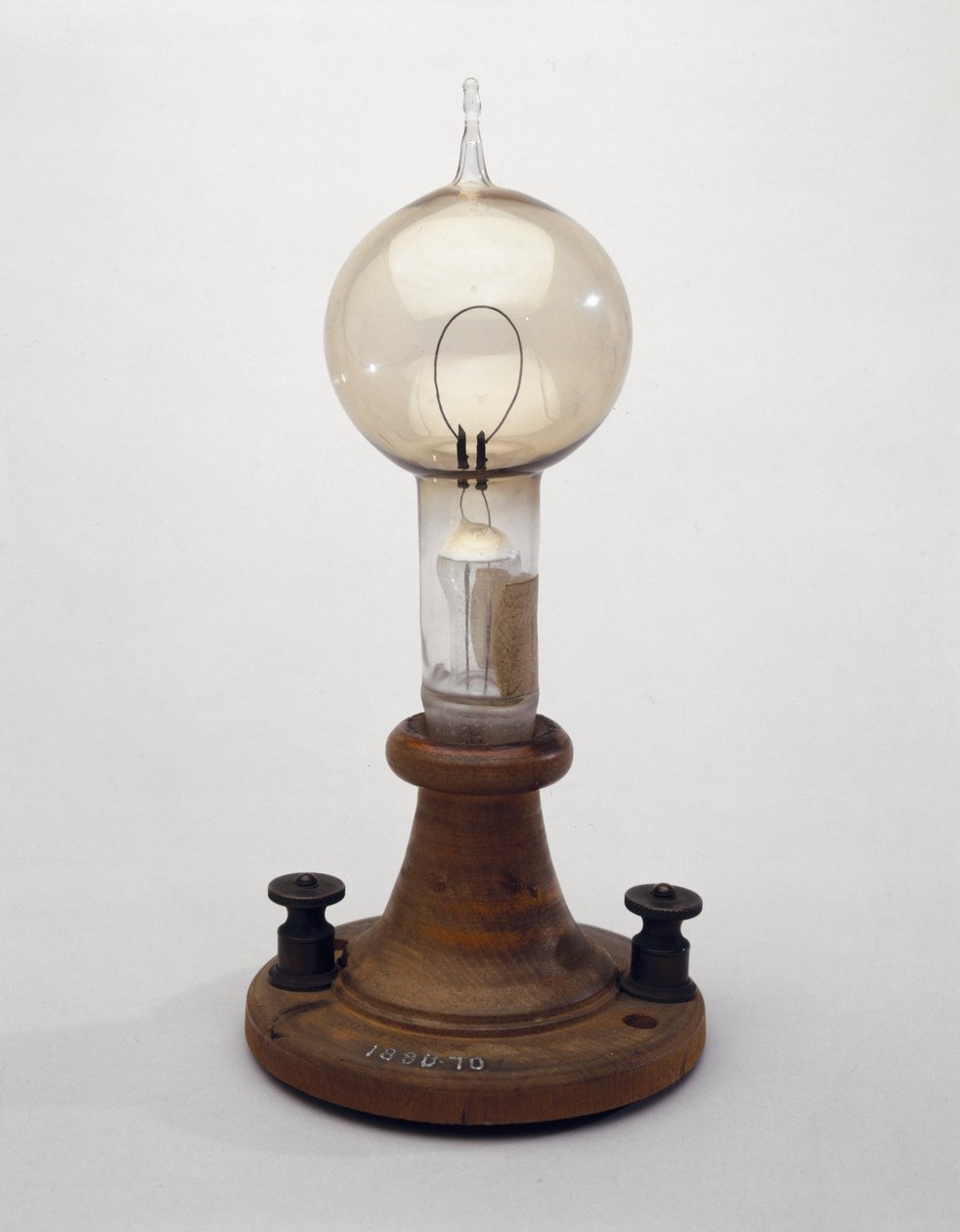 Elektrikli filament, 1879 (cam ve ahşap) (ayrıca bkz. 3197 ve 259549-50) by Thomas Alva Edison