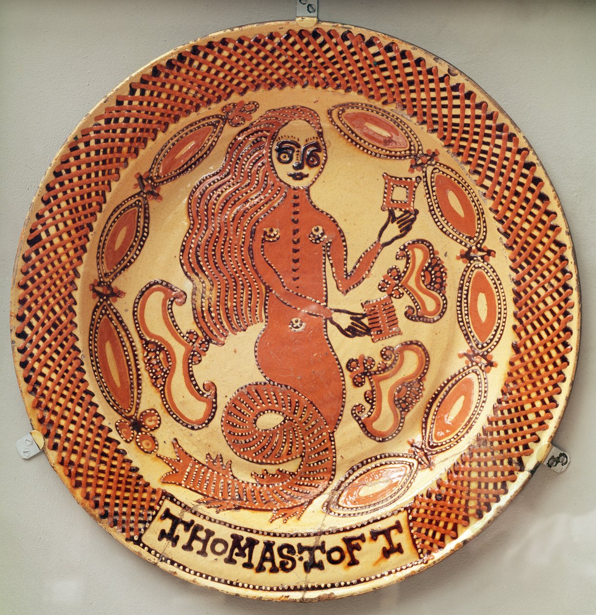 The Mermaid Dish, Staffordshire, c.1670-89 (kurşun sırlı çanak çömlek) by Thomas Toft