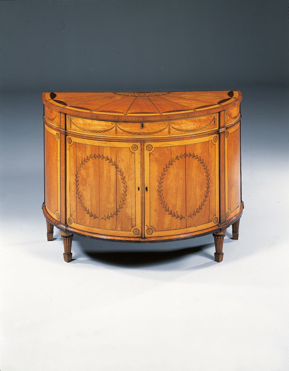George III kakma işi yarı-lune komodin, c.1760-79 (saten ağacı, amaranth ve lale ağacı) by Thomas (attr.to) Chippendale