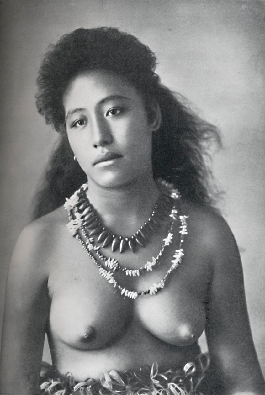 Diş ve deniz kabuklarından kolyeler takan bir Samoalı belle, 1902 by Thomas Andrew