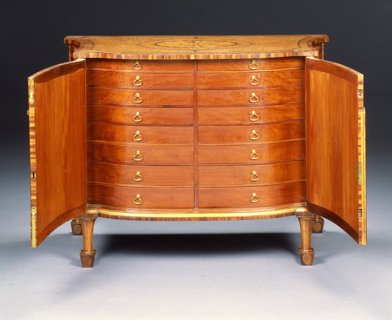 George III komodinlerinden biri (harewood ve kingwood) by Thomas Chippendale