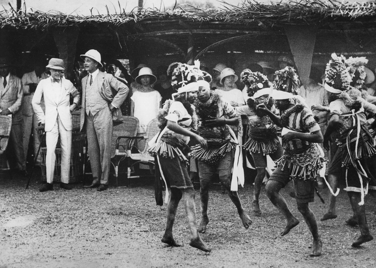 Prensin önünde dans eden Bundu kabilesinden kızlar, Freetown, Sierra Leone, 1925 by Thomas E. and Horace Grant Grant