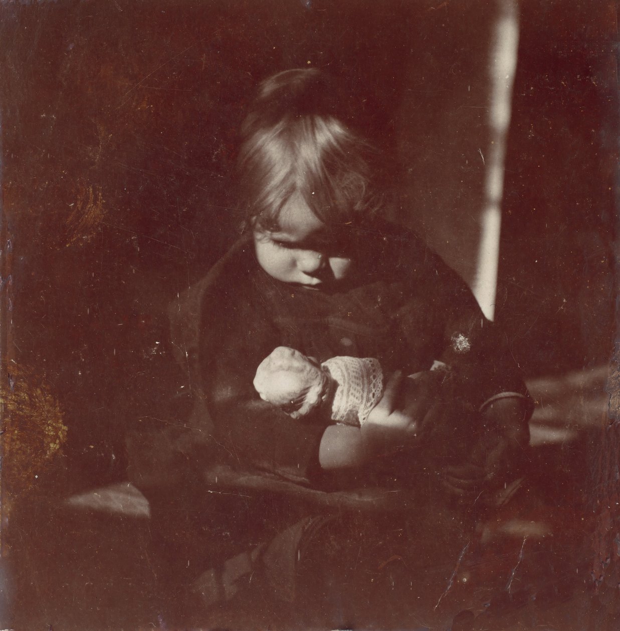 Betty Reynolds, Kucakta Bebek ile, yaklaşık. 1885. by Thomas Eakins