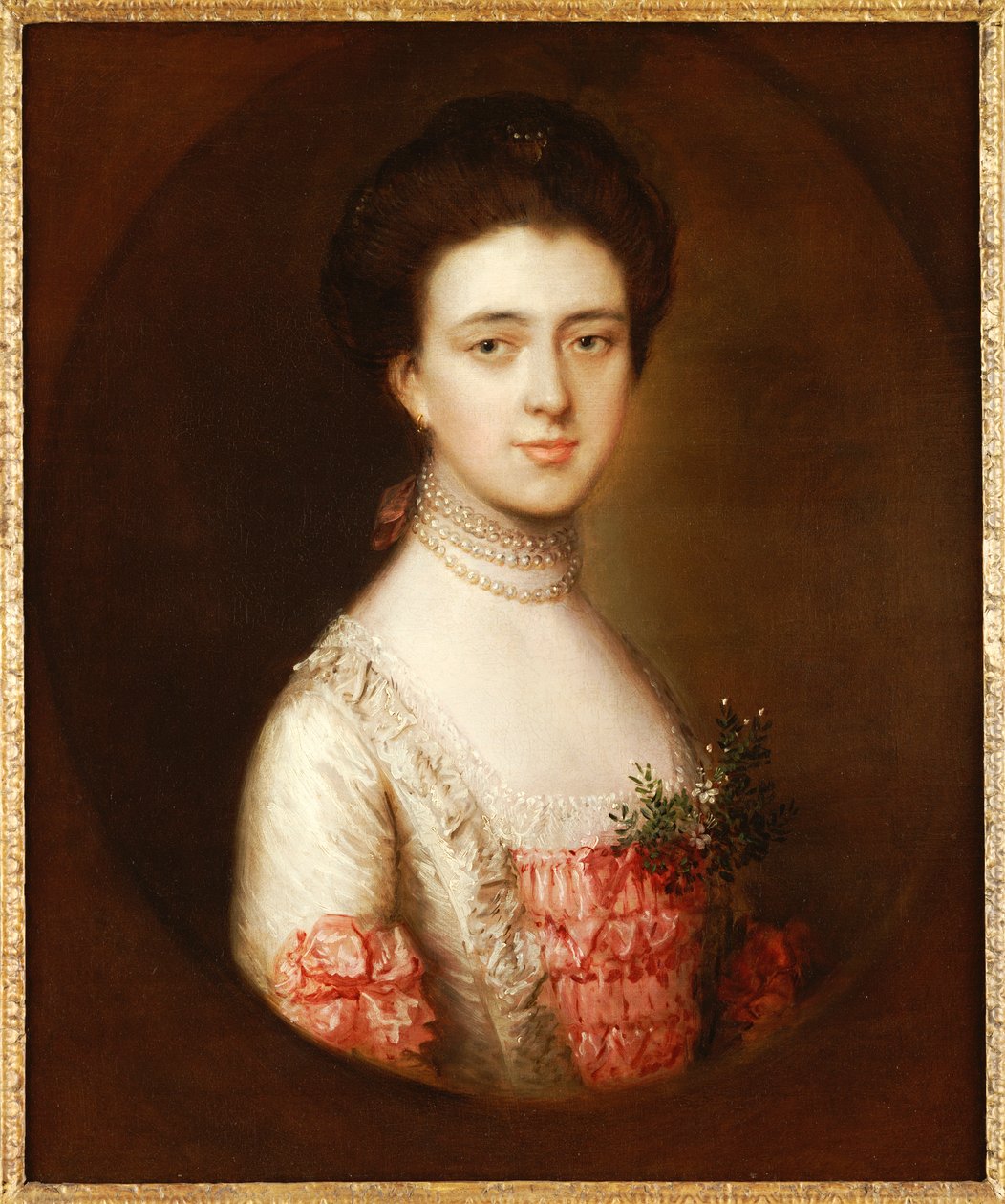 Dantel ve inci kolye ile süslenmiş pembe ve beyaz elbiseli, göğüs uzunluğunda bir bayanın portresi by Thomas Gainsborough