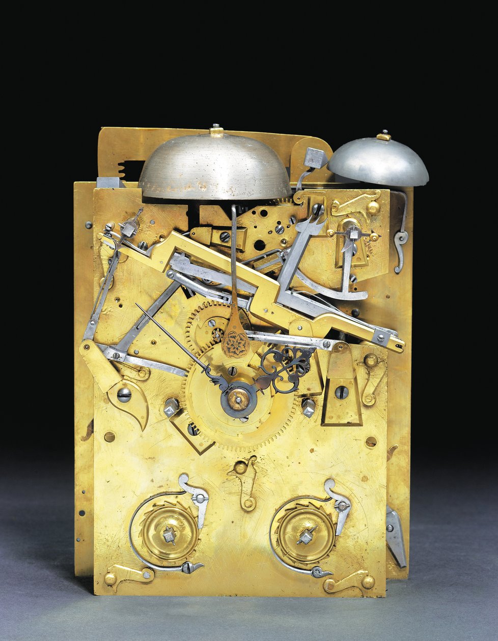 Çeyrek tekrarlı James II monteli çarpıcı braket saatinin detayı, no. 166, c.1690-95 by Thomas Tompion