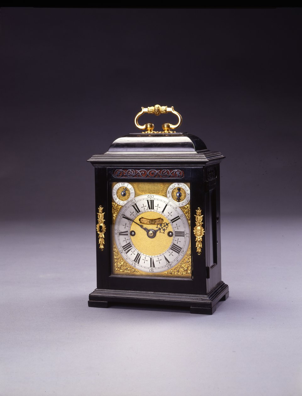 William ve Mary minyatür çarpıcı parantez saati, hayır. 226, c.1690-95 (abanoz ve metal) by Thomas Tompion