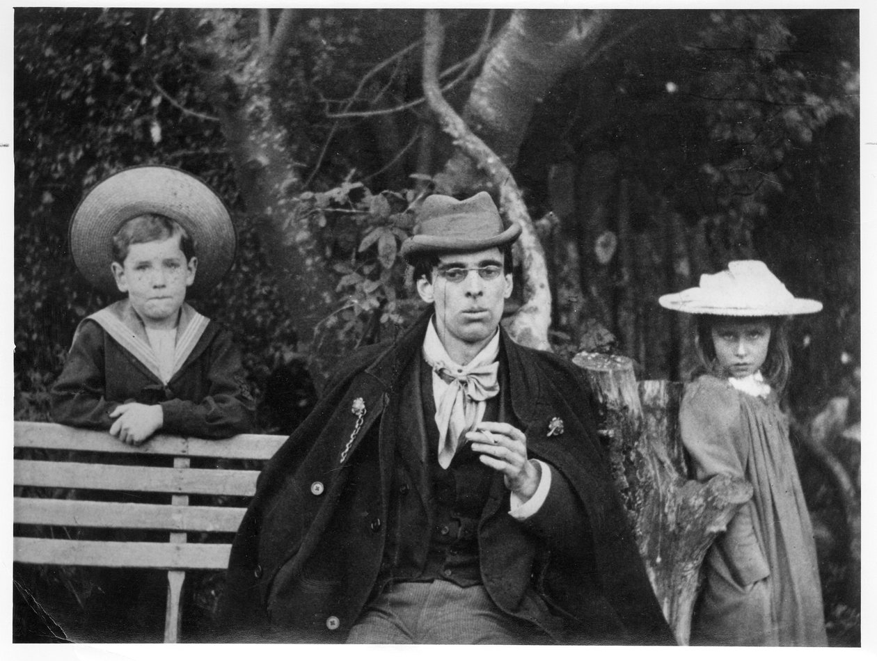 William Butler Yeats (1865-1939), Charles ve Thea Rolleston, 1894 (bw fotoğraf) by Thomas William Hazen Rolleston