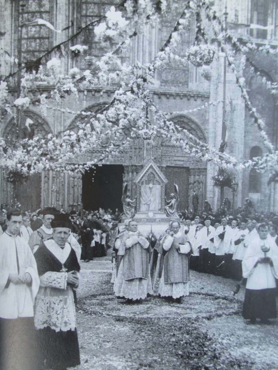 Notre-Dame de Chartres katedralinin kraliyet portalı önünde Bakire Peçesi alayı.) by Thomon