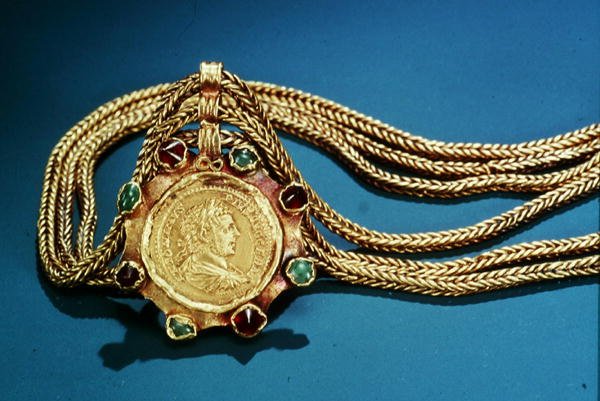 Bir kolye üzerine monte edilmiş Caracallas saltanatından madeni para, 249 (altın) by Thracian