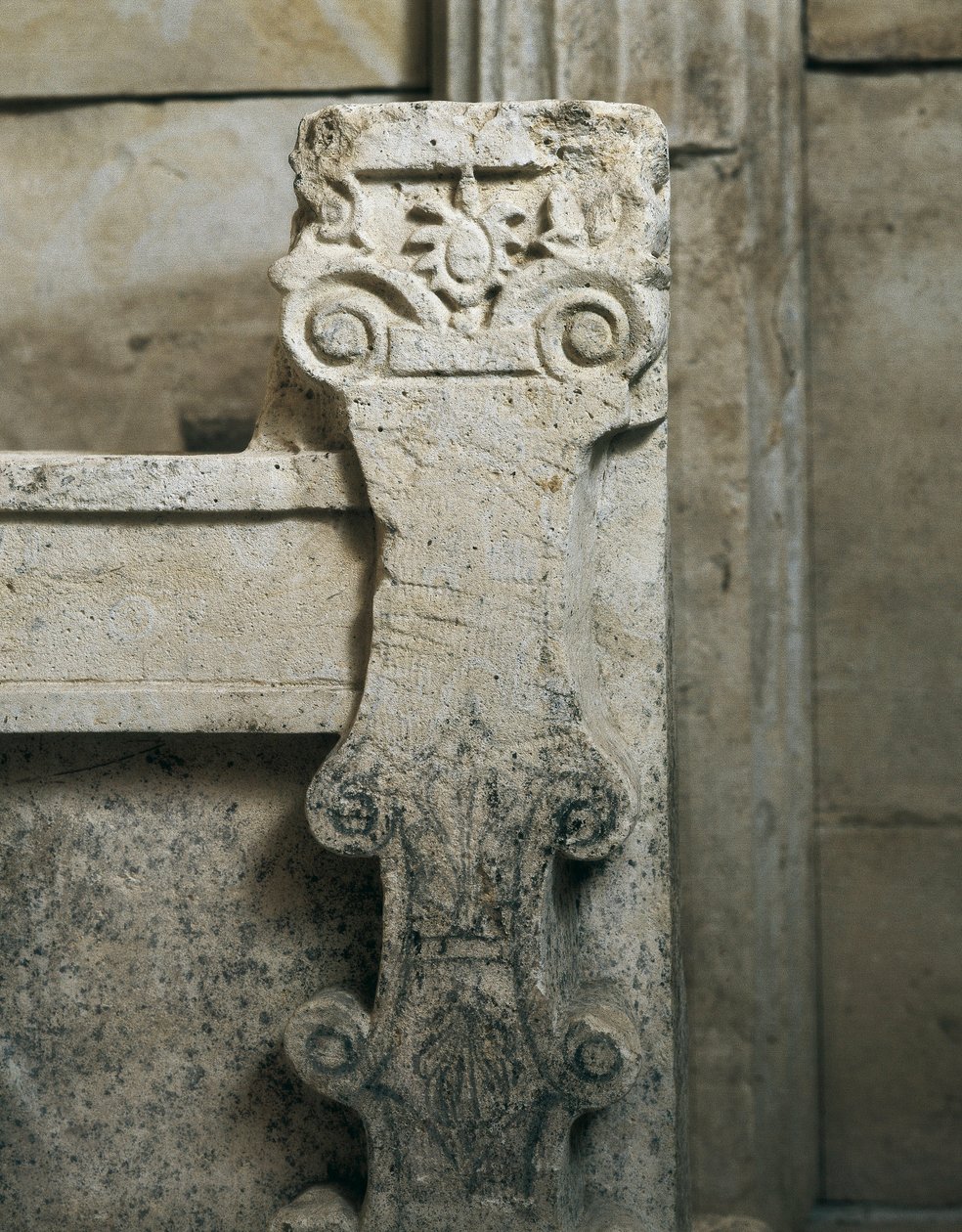Sveshtari'nin Trakya mezarı, lahdin yakınındaki mimarinin detayı, MÖ 3. yüzyıl (taş heykel) by Thracian Thracian