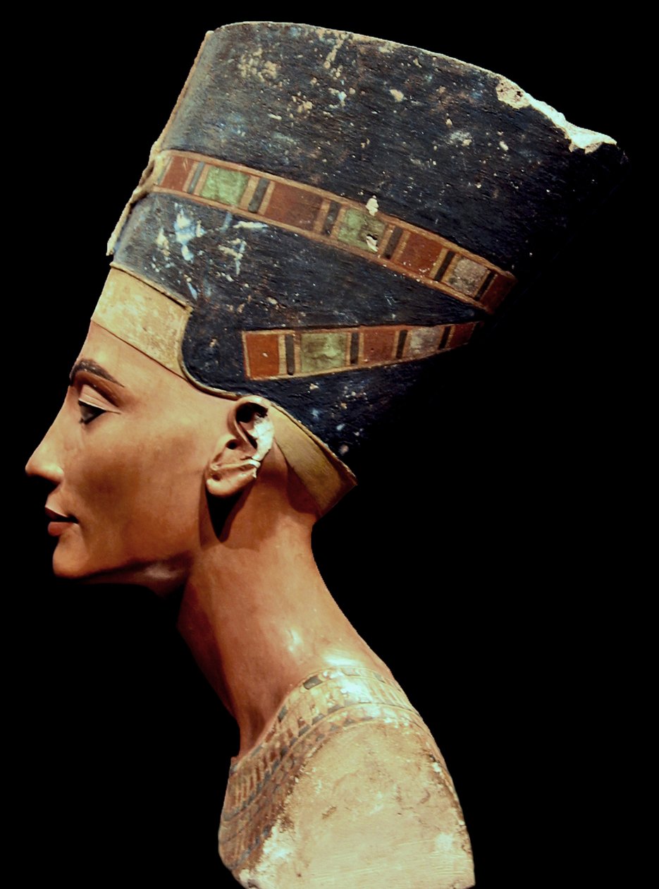 Nefertiti büstü_(sağ) by Thutmose Thutmose