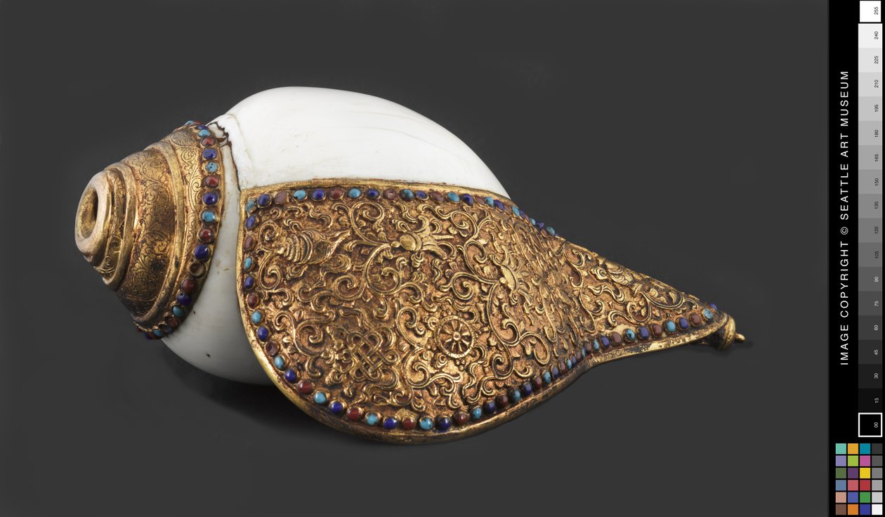 Budist ritüel kabuk trompet, c.1750-1850 (Deniz kabuğu, yaldızlı bakır alaşımı, yarı değerli taşlar) by Tibetan School