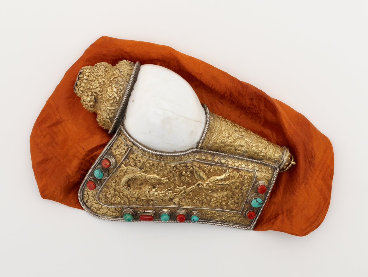 Bir çift kabuklu deniz hayvanı kabuğu boynuzu (dung-kar) by Tibetan School