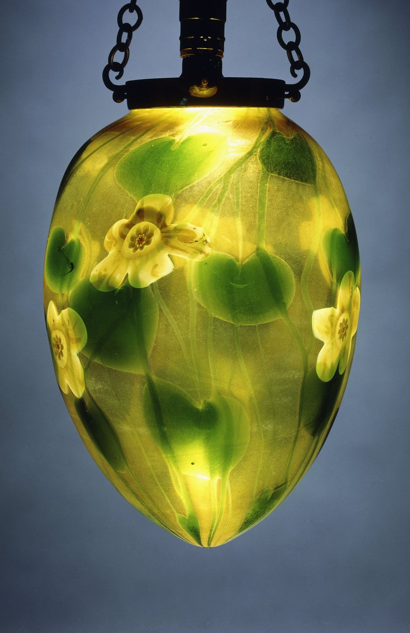 Yeşil yapraklar, sarmaşıklar ve sarı yanardöner çiçeklerle süslenmiş asılı bir fener, by Tiffany Studios