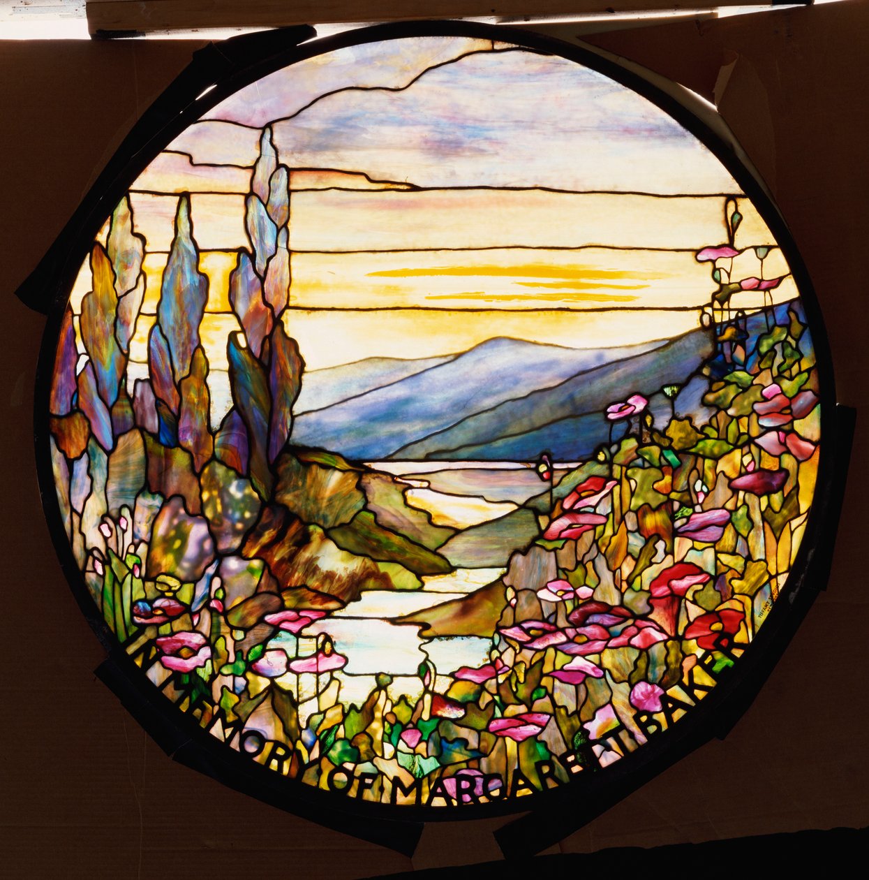 Gün batımı ve dağların olduğu pencere, Tiffany Studios, c.1900 by Tiffany Studios