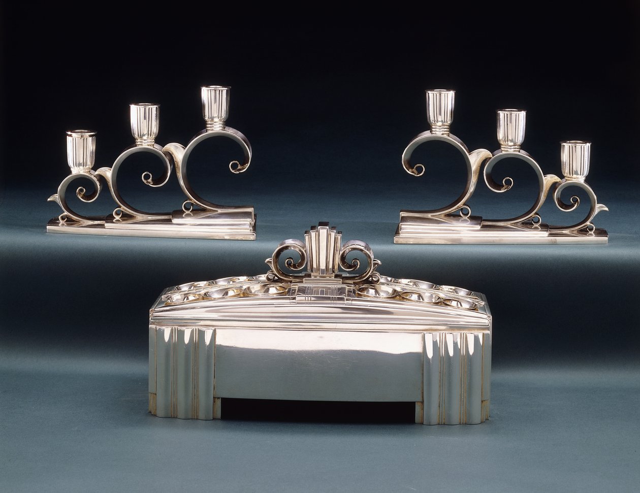 1939 Dünya Fuarı için yapılmış bir Tiffany & Co. sergi merkezi ve iki adet üç ışıklı şamdan, c.1939 (gümüş) by Tiffany and Company