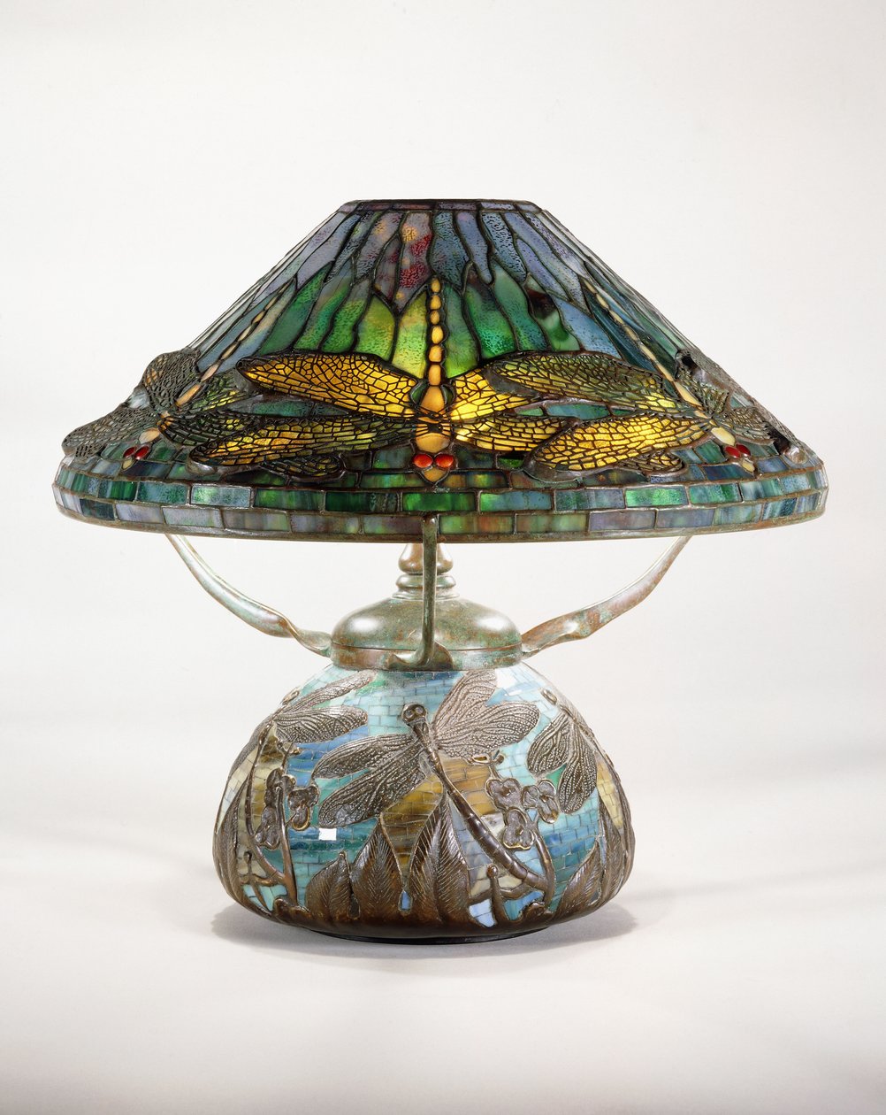 Bir Tiffany Studios ejderha sineği masa lambası by Tiffany and Company