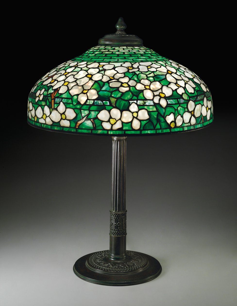 Kızılcık masa lambası, c.1910 (kurşunlu cam ve bronz) by Tiffany and Company