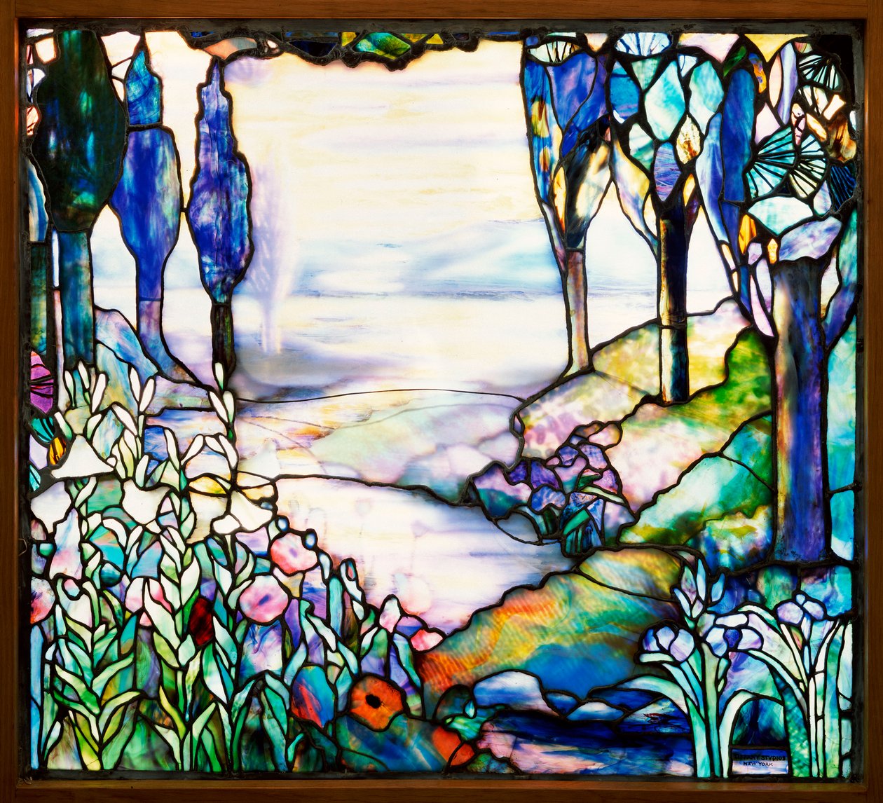 Alacakaranlıkta, selvi, zambak, gelincik ve süsen ile uzak bir sıradağlardan kıvrılarak akan bir nehri betimleyen manzara penceresi, 1915 dolayları (kurşunlu ve vitray) by Tiffany and Company