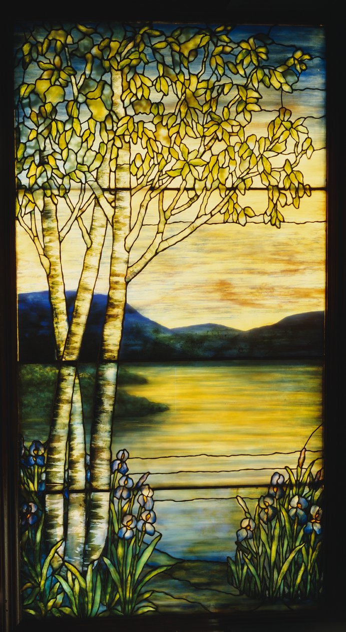 Ön planda huş ağaçları ve süsen (kurşunlu ve kazınmış vitray) ile su boyunca uzak bir görünümün peyzaj penceresi by Tiffany and Company