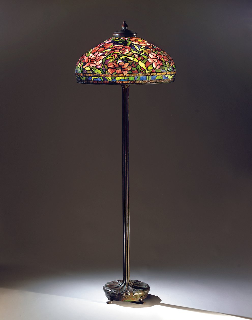 Şakayık zemin lambası, c.1910 (kurşunlu cam ve bronz) (ayrıca bkz. 2632436) by Tiffany and Company