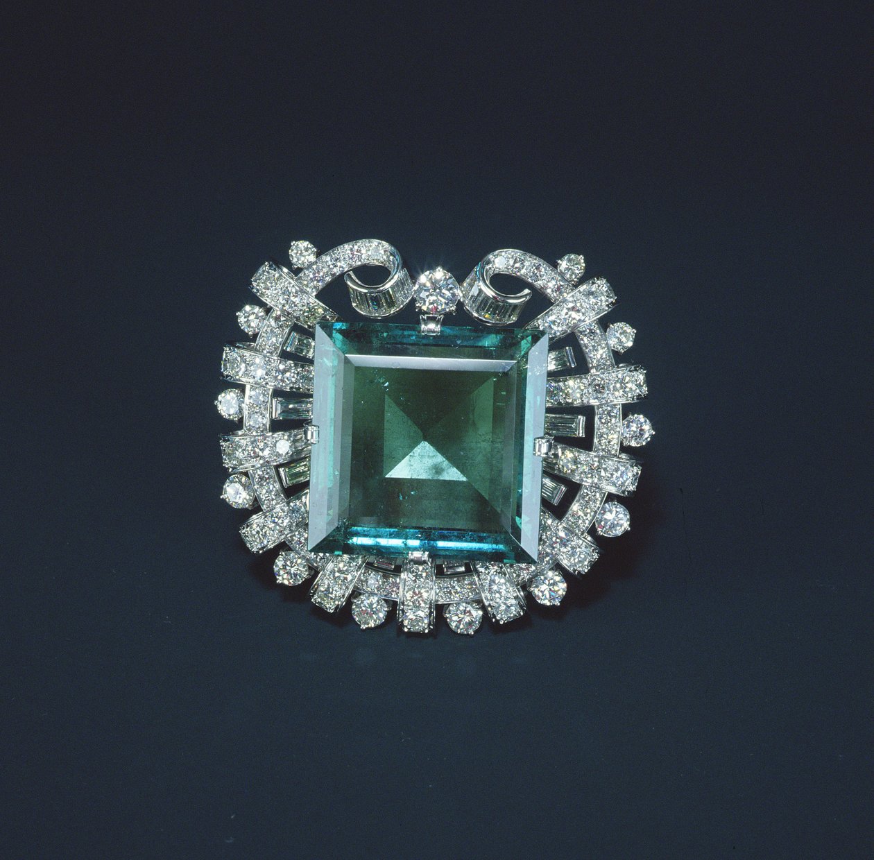 Hooker Zümrüt, 1950 (platin üzerine yerleştirilmiş zümrüt ve elmaslar) by Tiffany und Company
