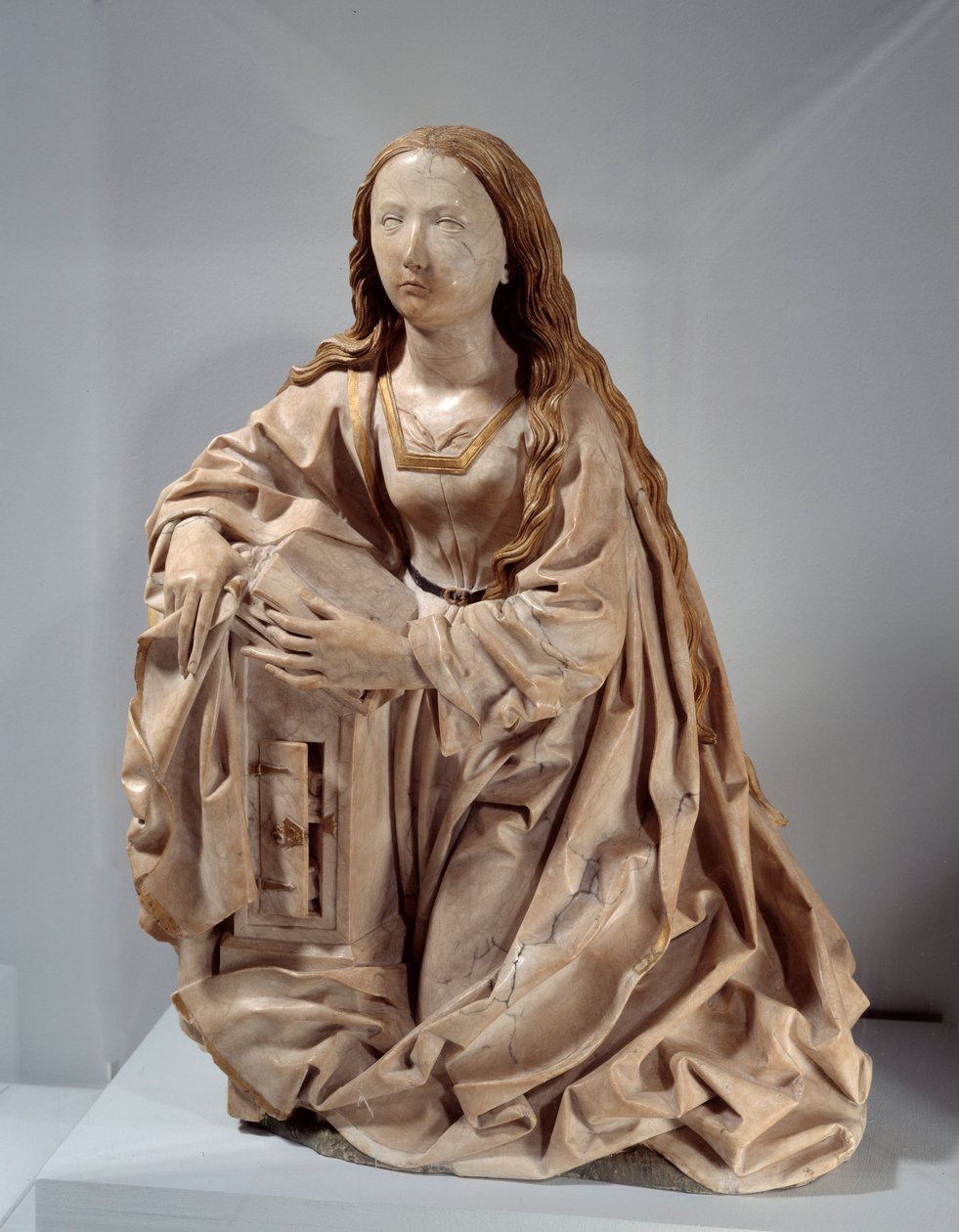 Duyuru bakire. 15. yüzyılın sonlarında Tilman Riemenschneider (1460-1531) tarafından çok renkli tepelere sahip mermer heykel. Paris, Louvre Müzesi by Tilman Riemenschneider