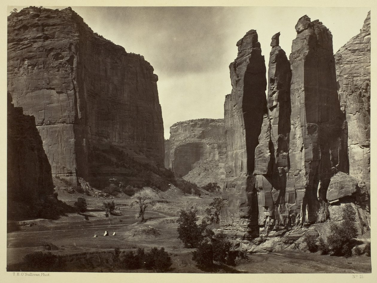 Cañon de Chelle, Grand Cañon Duvarları, yaklaşık 1200 fit yüksekliğinde, 1873 by Timothy OSullivan