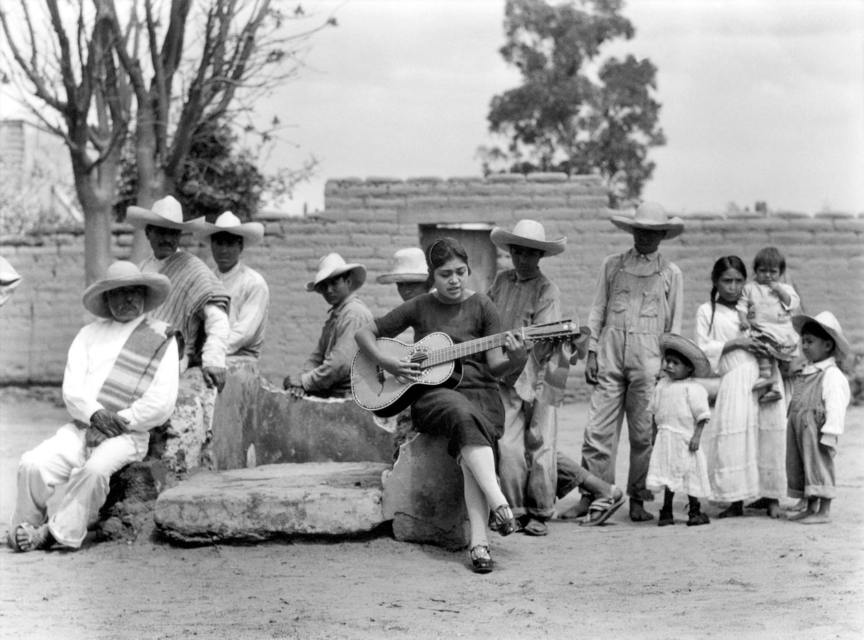 Concha Michel ile Campesinos, Meksika, c.1927 by Tina Modotti