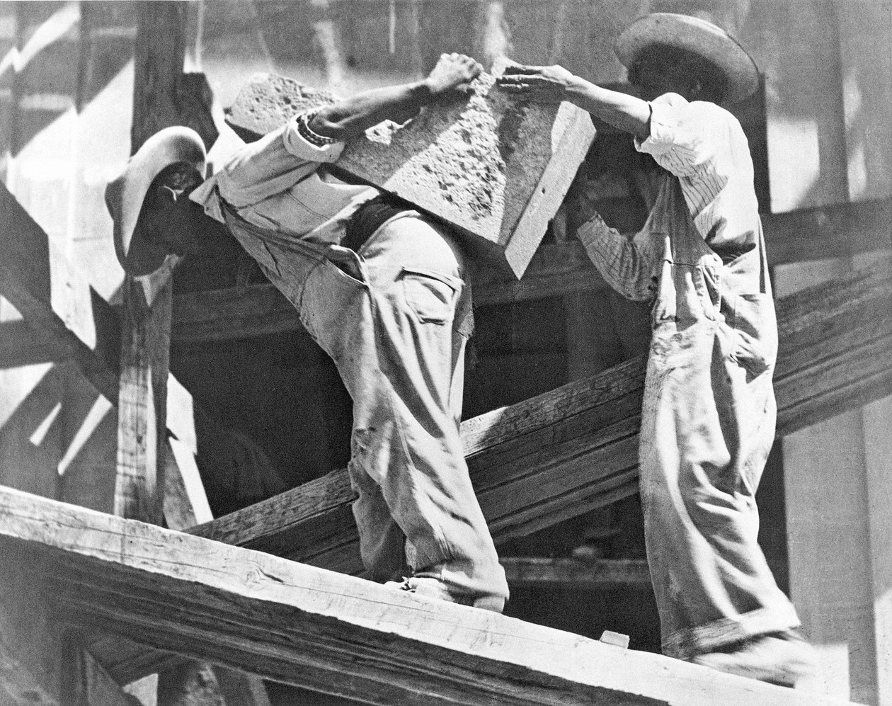 Stadyumdaki İnşaat İşçileri, Mexico City, 1927 by Tina Modotti
