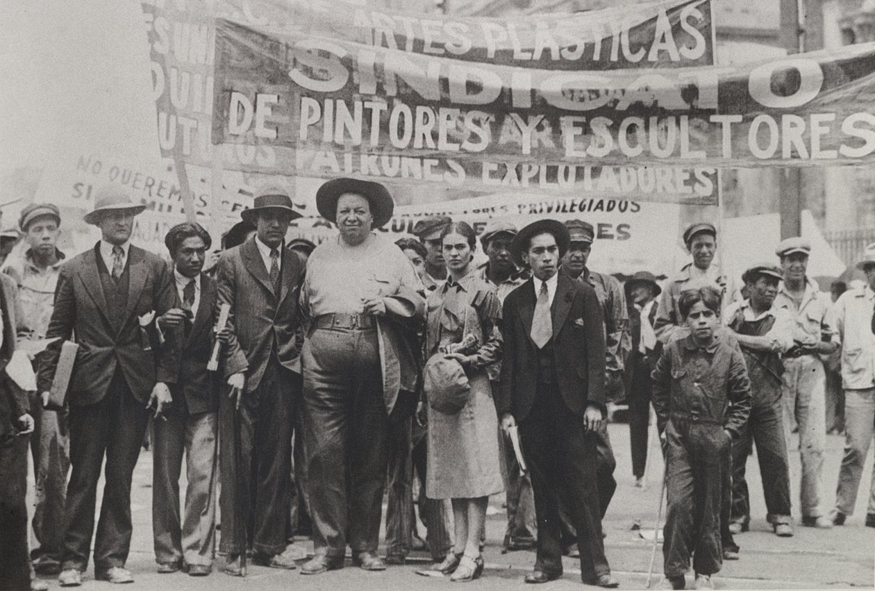 Diego Rivera ve Frida Kahlo 1 Mayıs Geçit Töreninde, Mexico City, 1 Mayıs 1929 by Tina Modotti