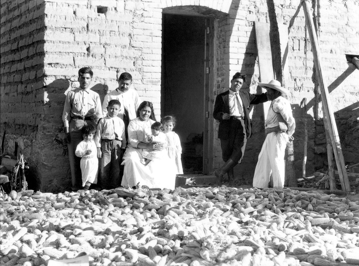 Mısırlı Aile, Veracruz Eyaleti, Meksika, 1927 by Tina Modotti