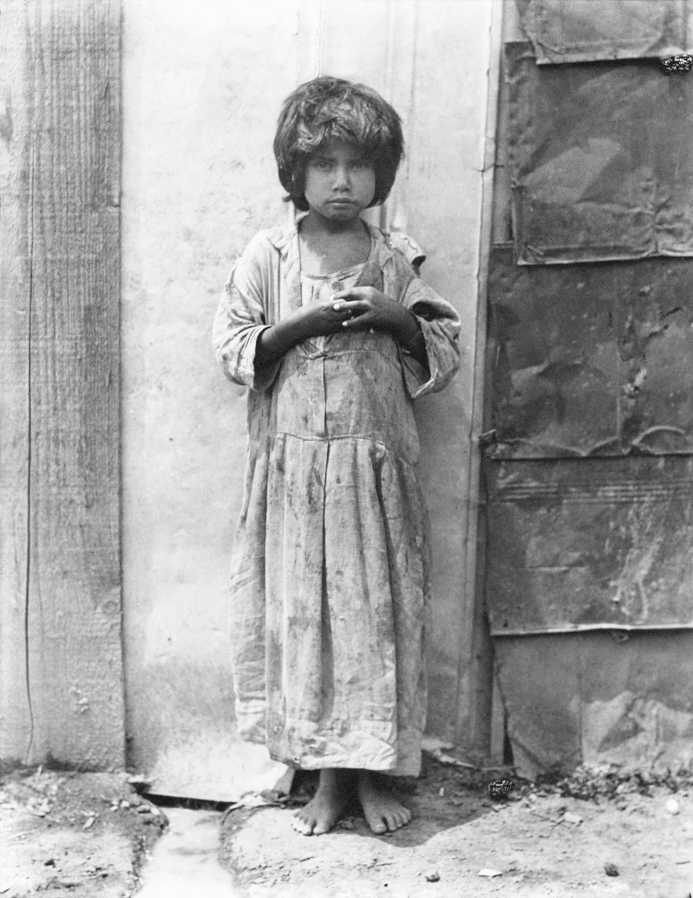“Colonia de Bolsa”daki Kız, Mexico City, 1928 by Tina Modotti
