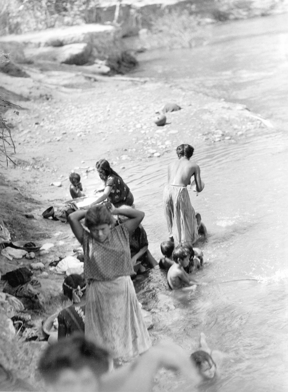Tehuantepec yakınlarındaki Nehirde Yıkama, Meksika, 1929 by Tina Modotti