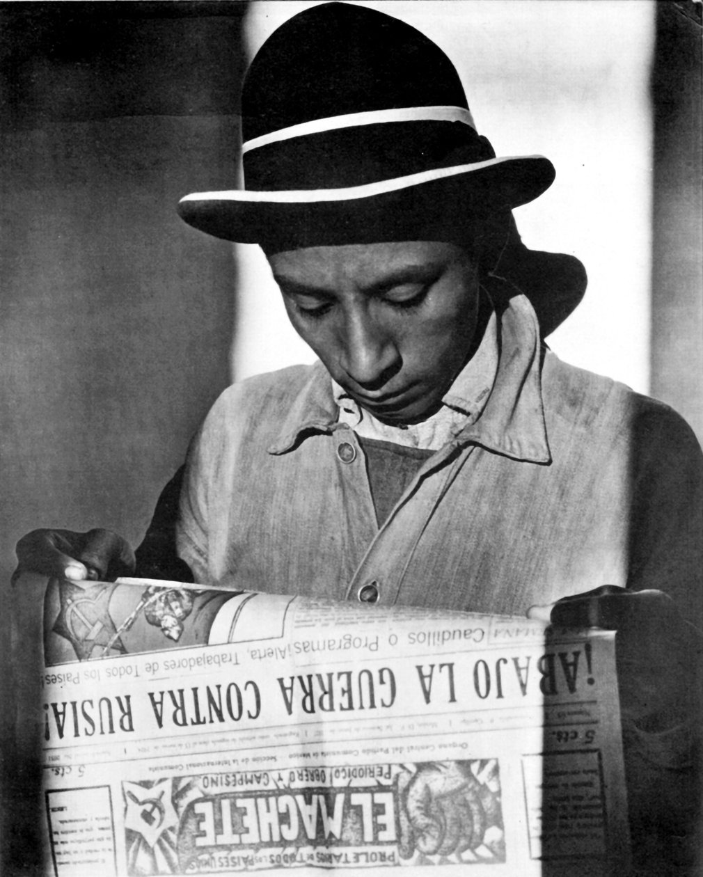 El Machete okuyan işçi, Mexico City, 1925 by Tina Modotti
