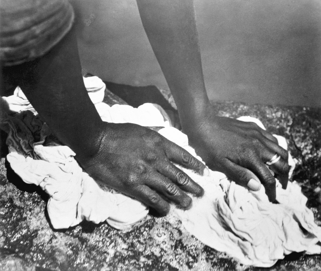 Bir Kadının Elleri, Meksika, 1926 by Tina Modotti