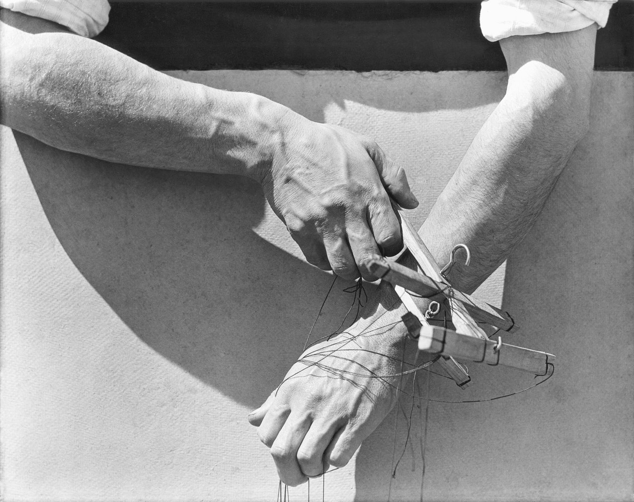 ಕೈಗೊಂಬೆಗಾರನ ಕೈಗಳು, 1929 ಟರ್ಕಿ by Tina Modotti