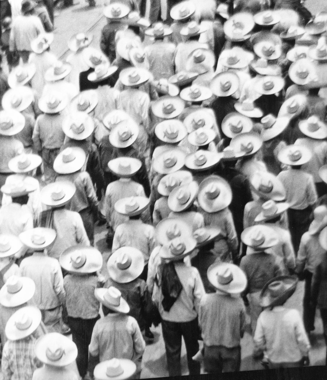 İşçilerin Yürüyüşü, Mexico City, 1926 by Tina Modotti