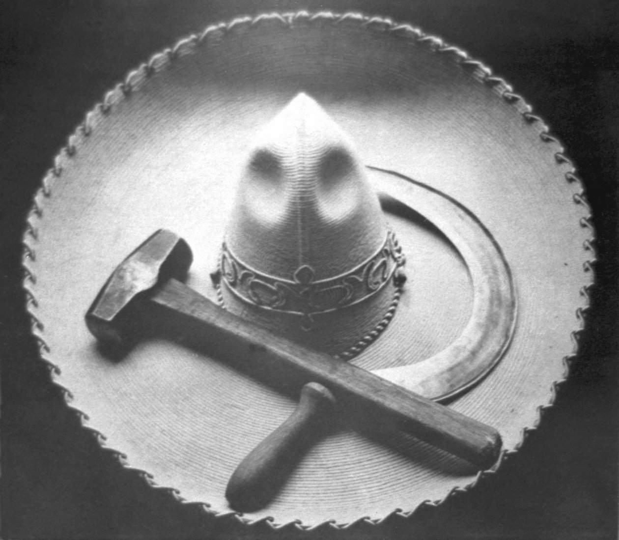 Meksika Devrimi: Çekiç ve Oraklı Sombrero, Mexico City, 1927 by Tina Modotti