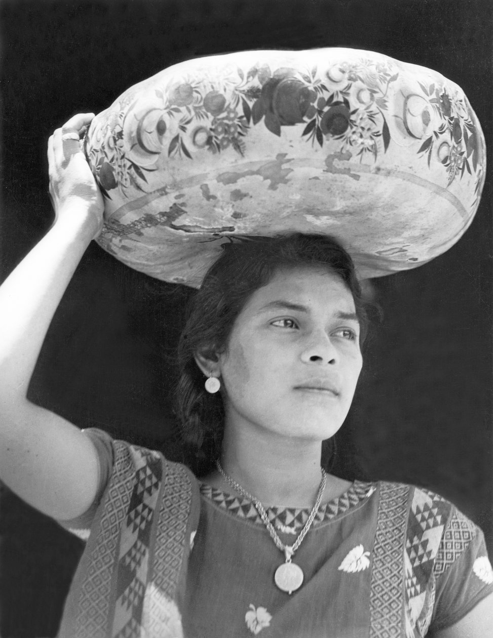 1929 ಟರ್ಕ್‌ನ ಮೆಕ್ಸಿಕೋದ ಟೆಹುವಾಂಟೆಪೆಕ್‌ನಲ್ಲಿರುವ ಮಹಿಳೆ by Tina Modotti