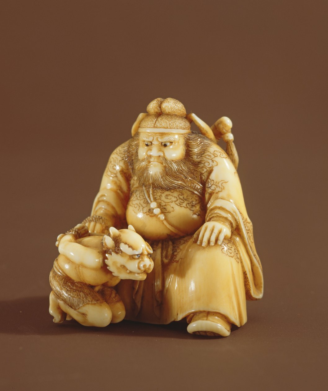 Bir iblis avcısı ve küçük bir iblis şeklinde Netsuke, Meiji Dönemi (1868-1912) by Tokoku