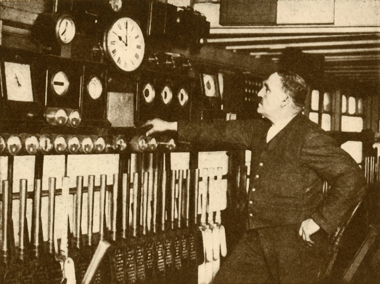 Liverpool Street İstasyonu, Londra ve Kuzey Doğu Demiryolunda Günlük Zaman Sinyalini Kaydetme, 1930. by Topical Press Agency