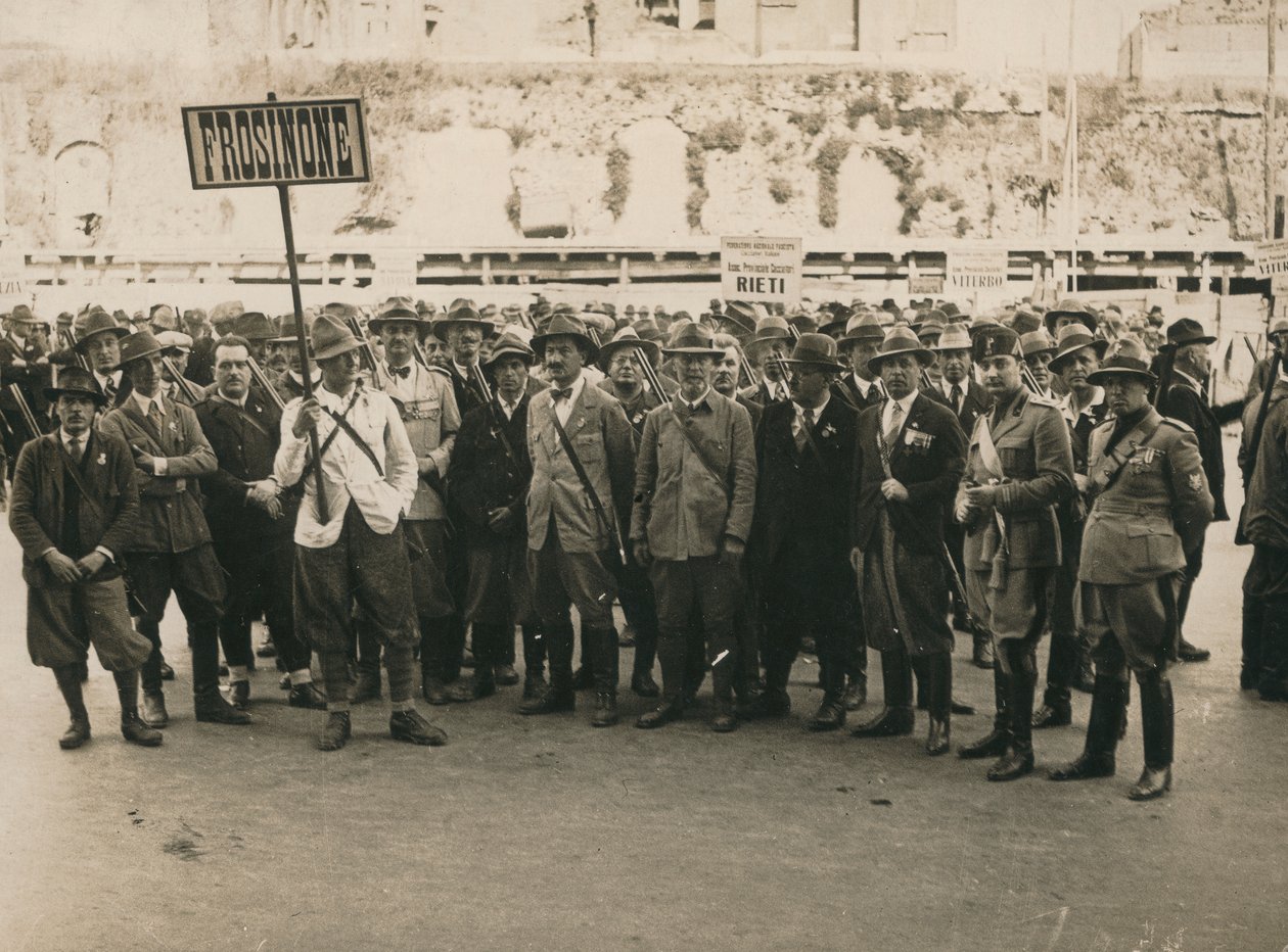 "MVSN- Blackshirts" albümü: Bir pompalı tüfekle silahlanmış Avcılar Frosinone, Napoli