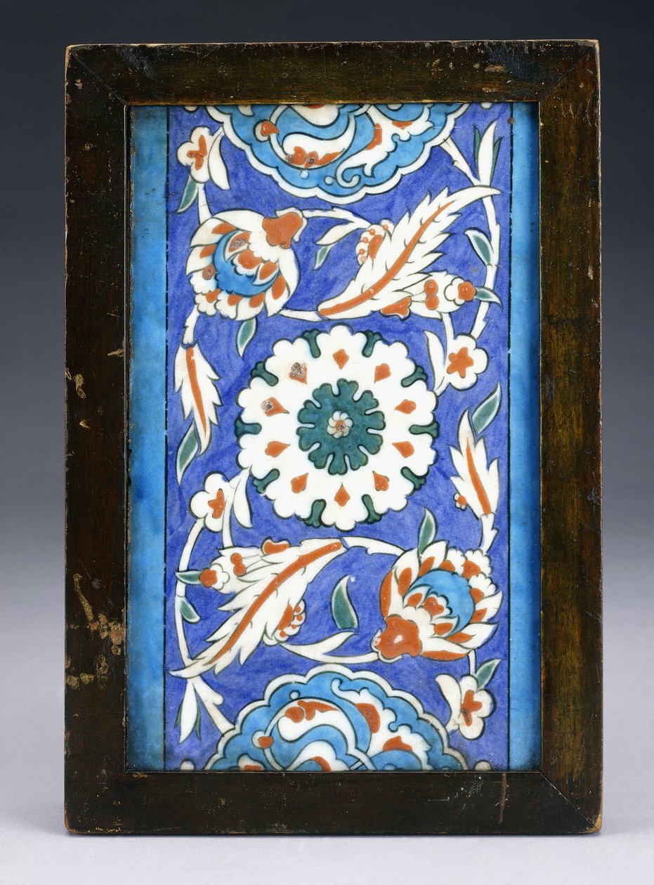 Ortası sarmal palmet ve yapraklı asma arasında çiçekli bir İznik bordür çini, c.1570 (seramik) by Turkish School