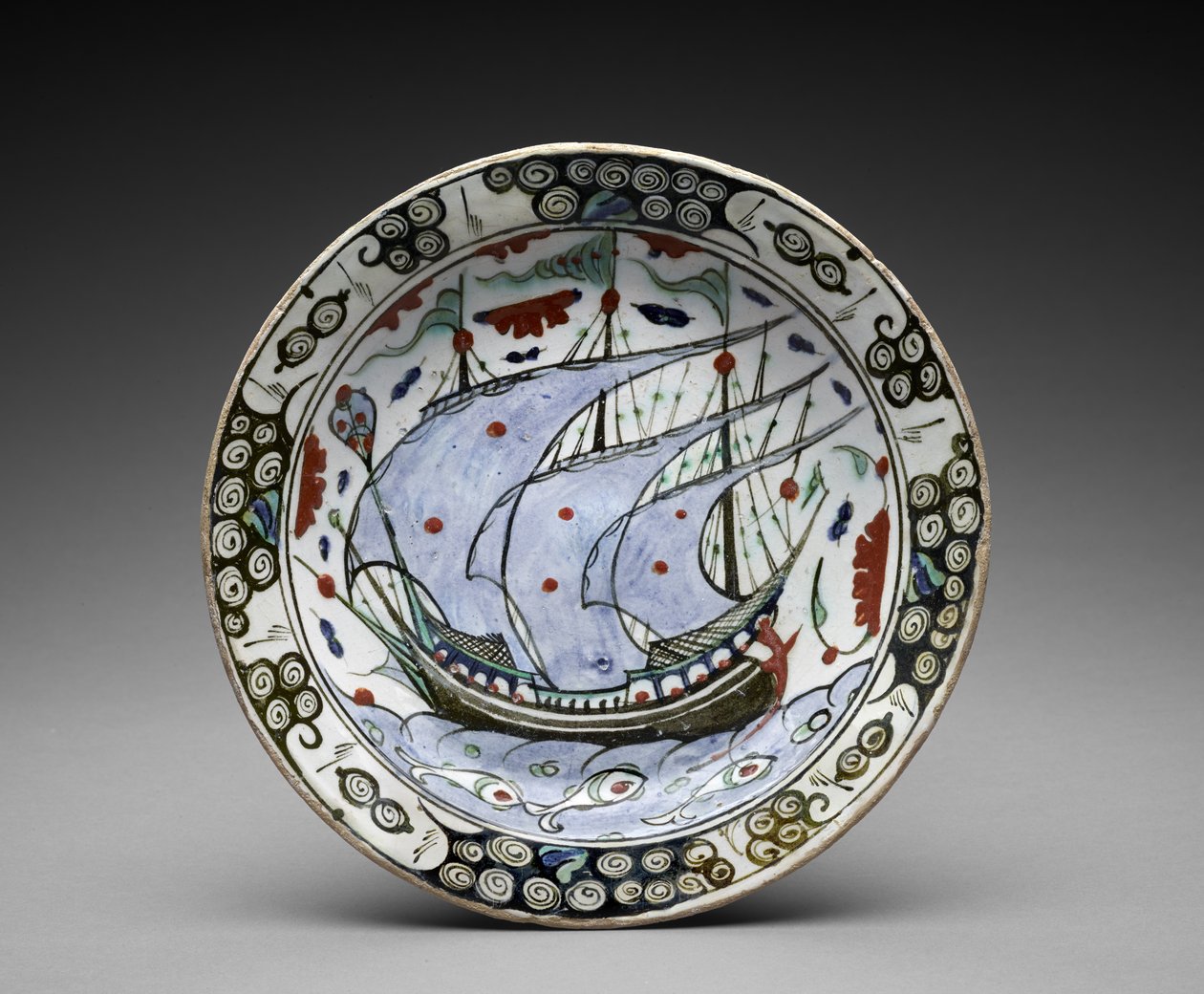 Kase: "Denizde Bir Kalyon", 17. yüzyılın ilk yarısı (sır altı boyalı fritware) by Turkish School
